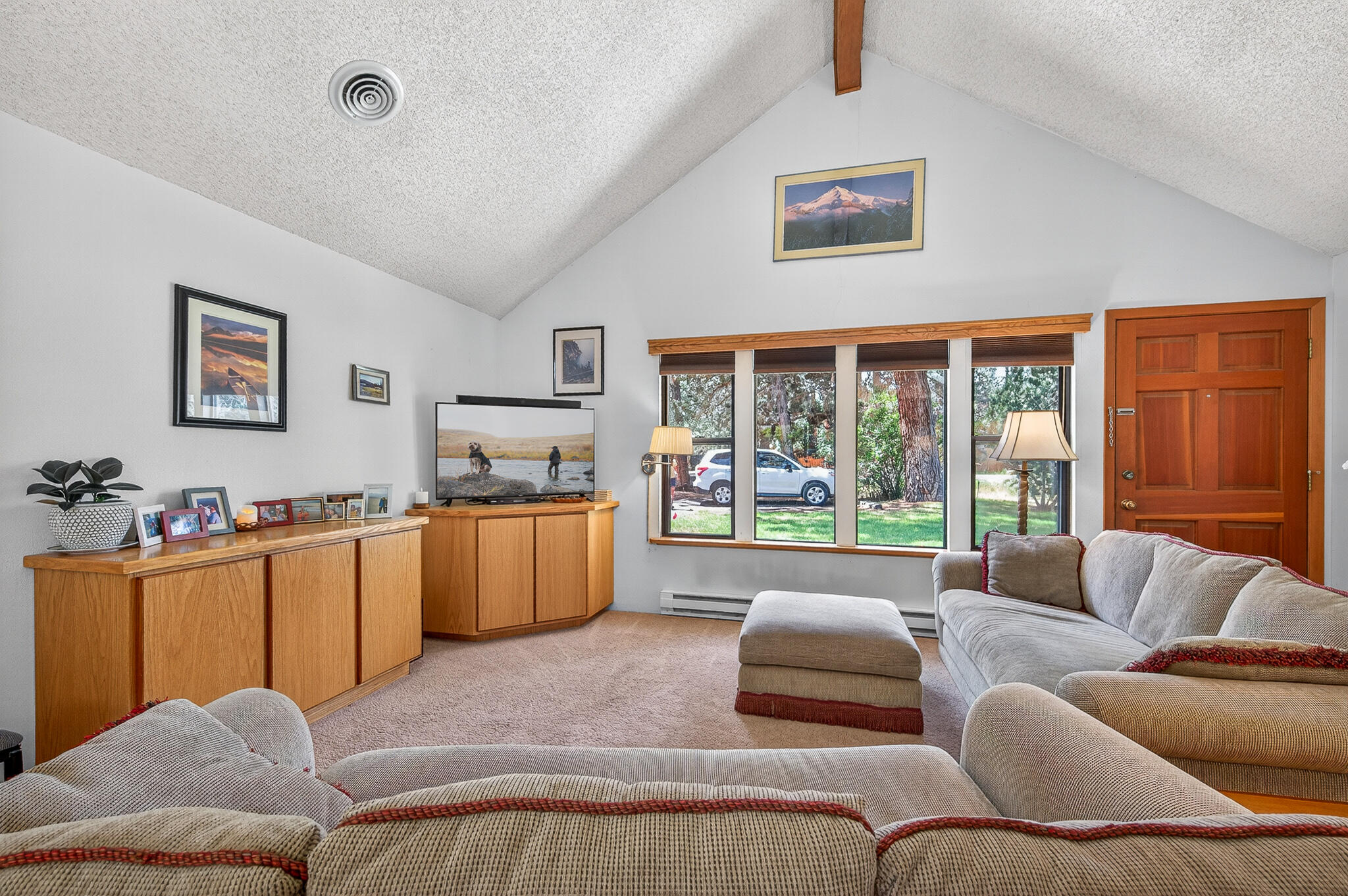 60866 Brosterhous Road Bend, OR 97702 - Photo 10 of 41 Light and bright living area