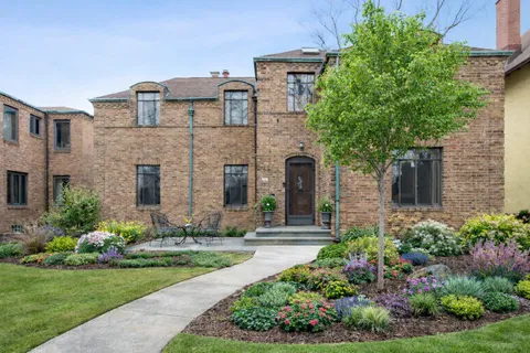 $749,000 | 9305 South Hoyne Avenue, Chicago, IL 60643