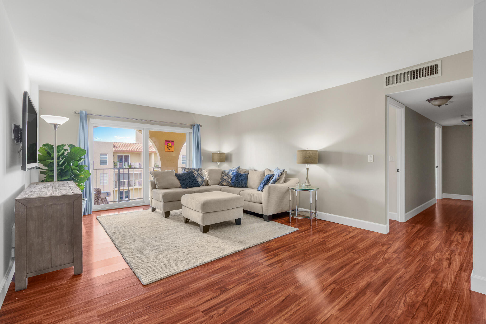 950 Ponce De Leon Road, Unit 507 Boca Raton, FL 33432 - Photo 6 of 46 Living room