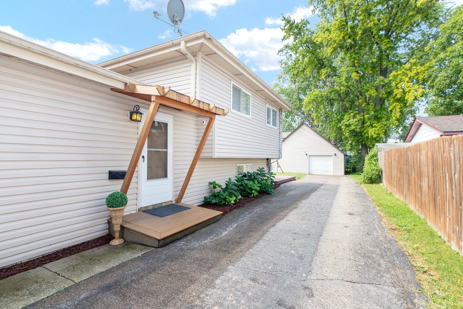 136 May Street Addison, IL 60101 - Photo 2 of 32 Gallery Image 2