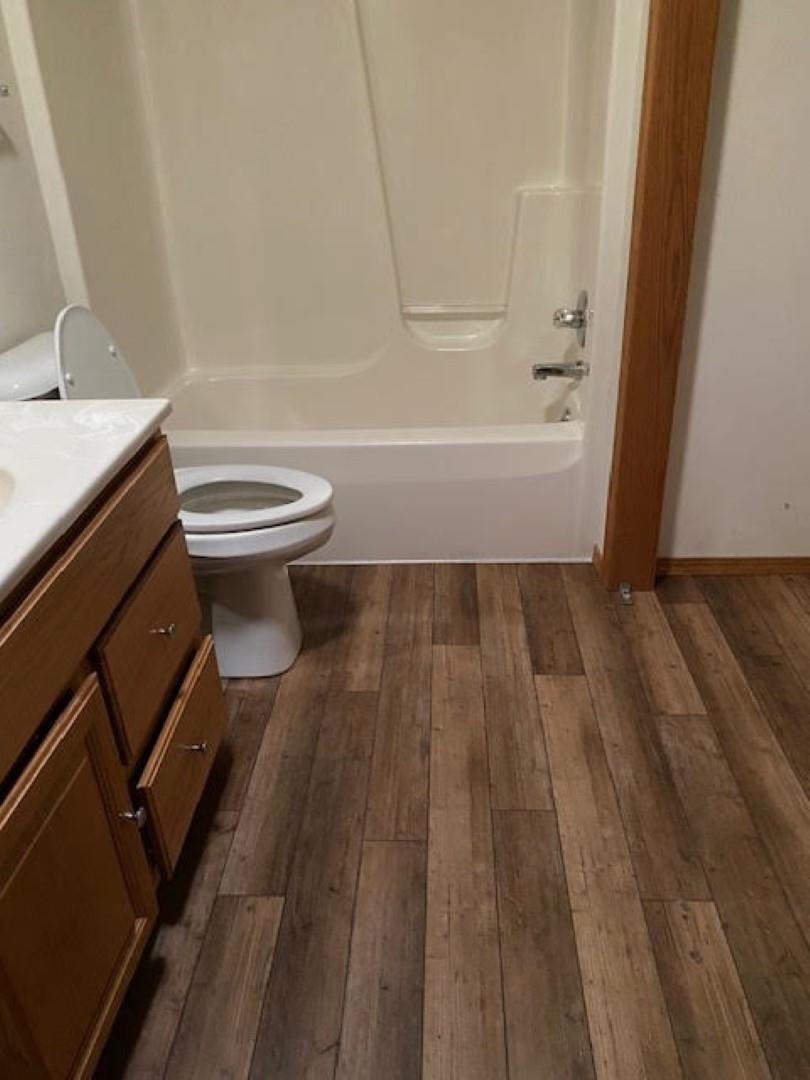 1911 Mustang Court Freeport, IL 61032 - Photo 8 of 14 a bathroom with a sink and a bathtub