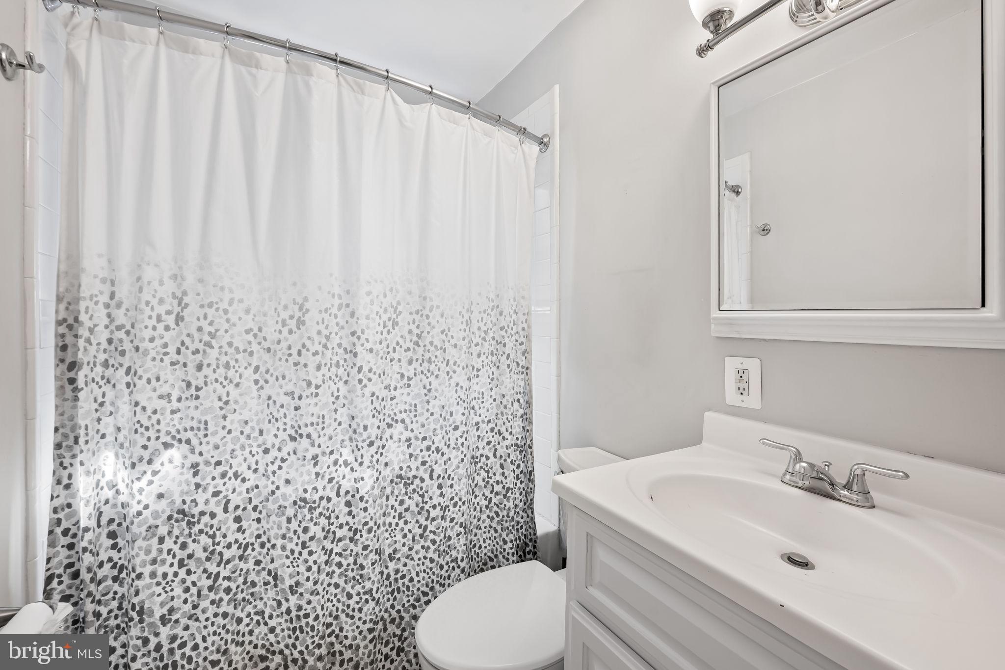 825 Cliffedge Road Baltimore, MD 21208 - Photo 23 of 37 main level bath