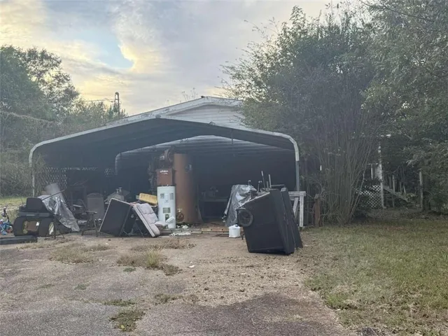 a view of a house with backyard