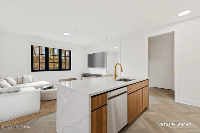 $5,900 | 100 East Putnam Avenue, Unit 304, Cos Cob, CT 06807