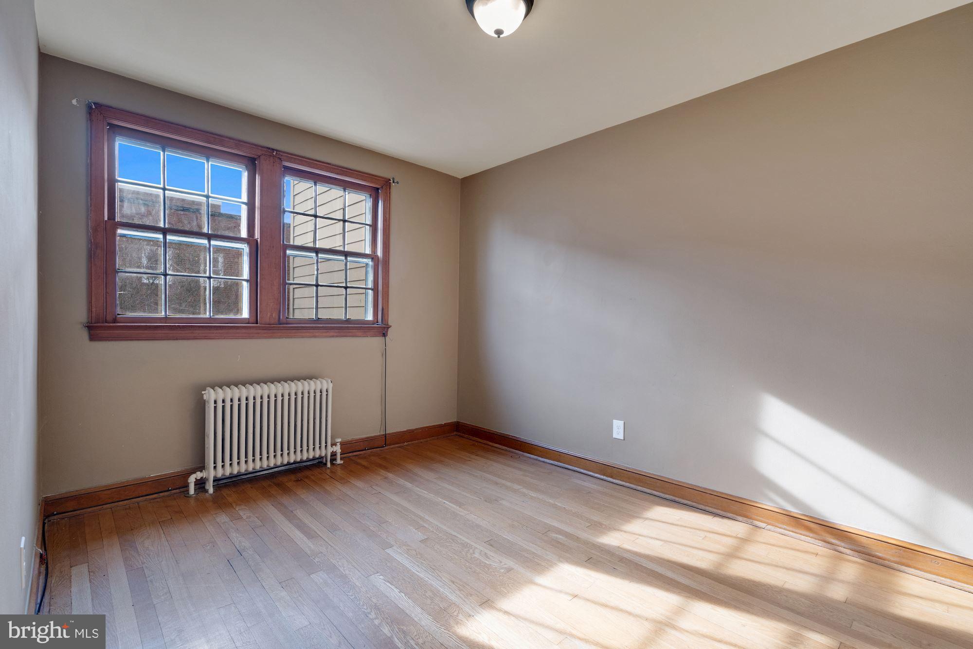 1403 K Street Southeast Washington, DC 20003 - Photo 35 of 74 an empty room with windows