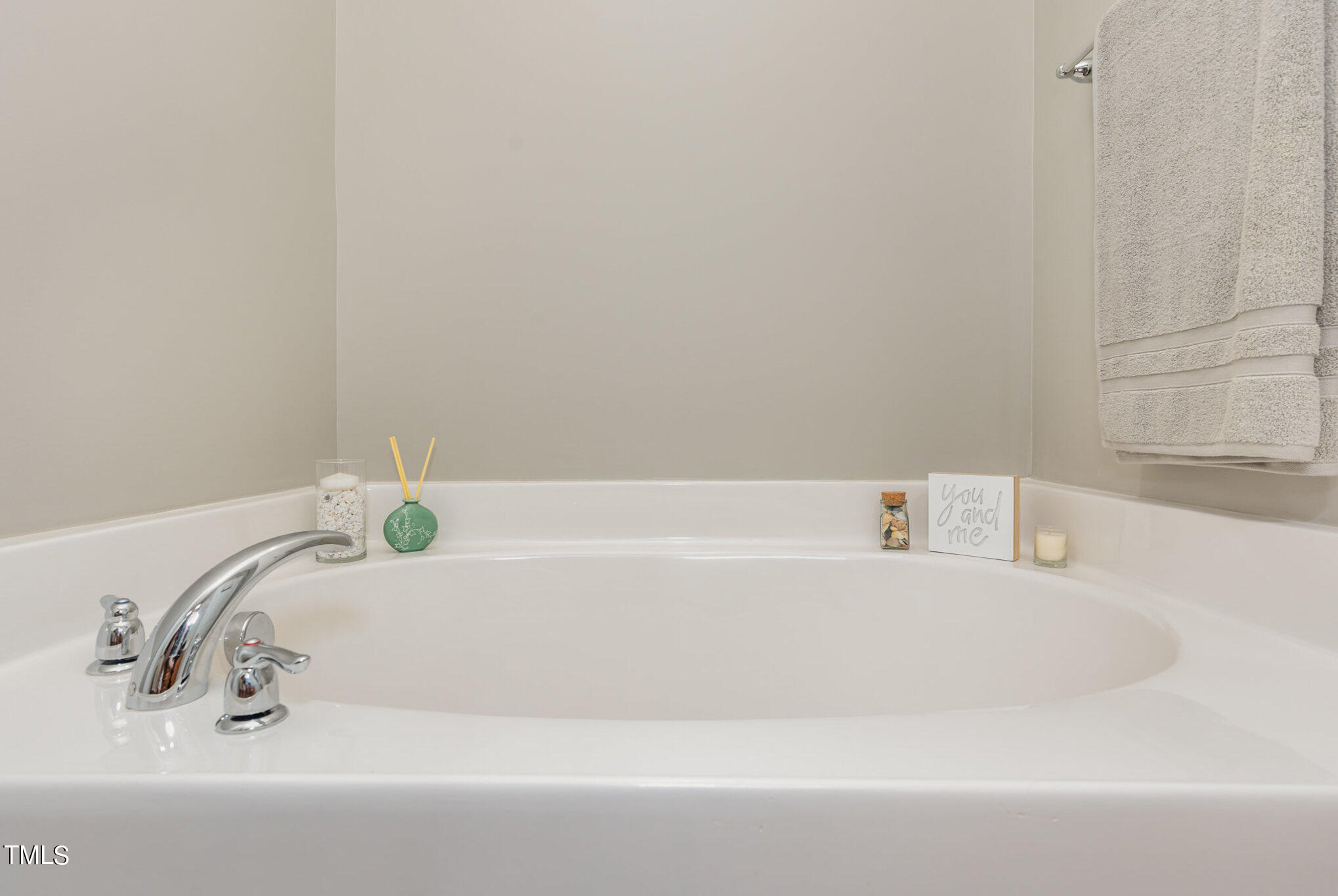 3743 Landshire View Lane Raleigh, NC 27616 - Photo 17 of 28 a bathroom with a bathtub