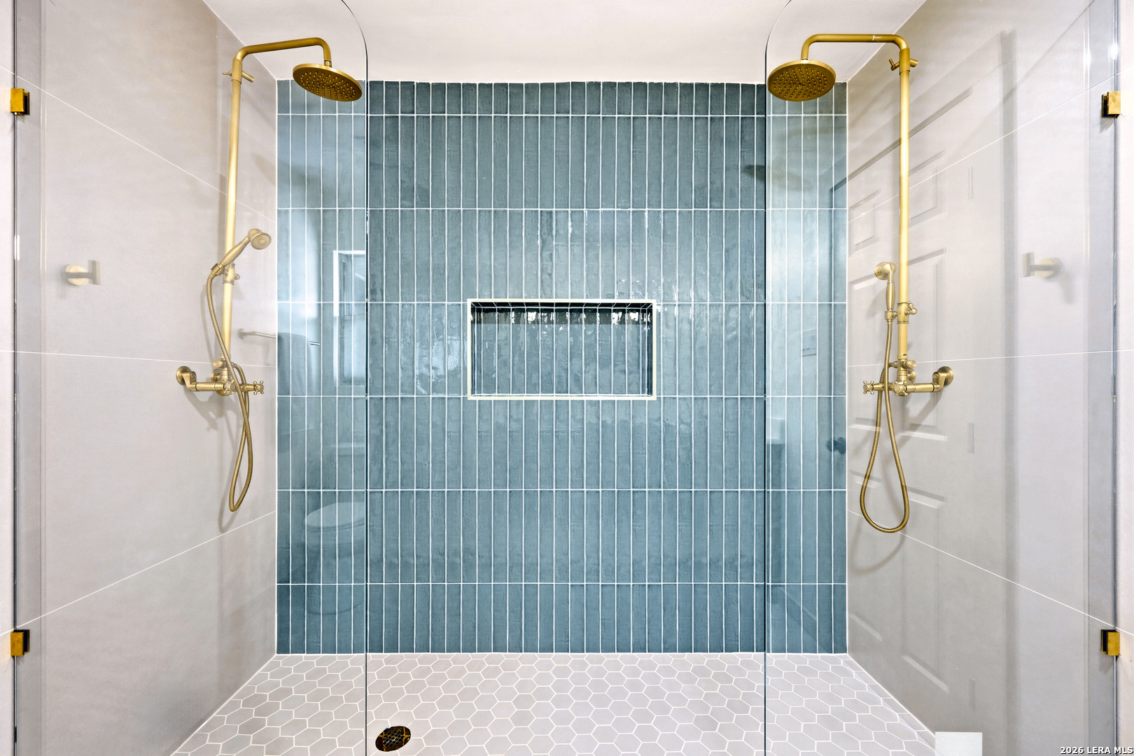 426 Zephyr Drive Windcrest, TX 78239 - Photo 8 of 33 a bathroom with a shower