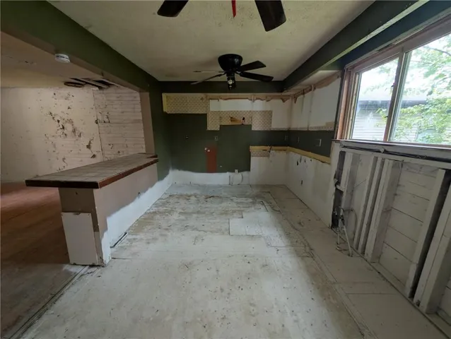 a view of a big room with closet and windows