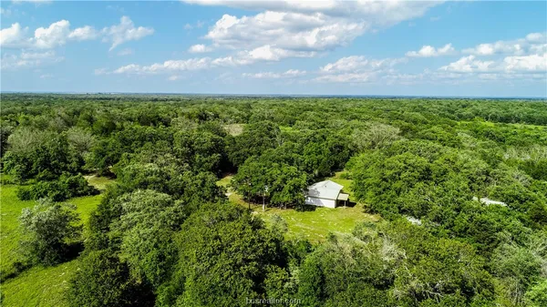 a view of a yard with a building