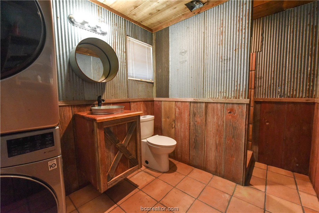 12200 Winn Road Kosse, TX 76653 - Photo 15 of 34 a bathroom with a toilet and a sink