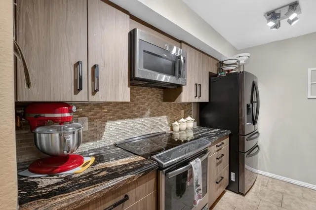 $205,000 | 350 Del Verde Circle, Unit 7, Sacramento, CA 95833