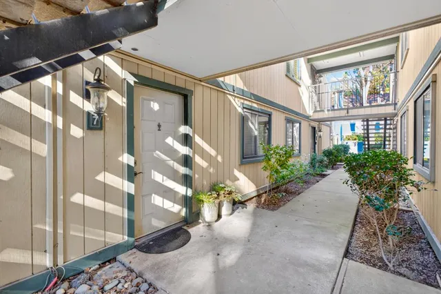 $205,000 | 350 Del Verde Circle, Unit 7, Sacramento, CA 95833