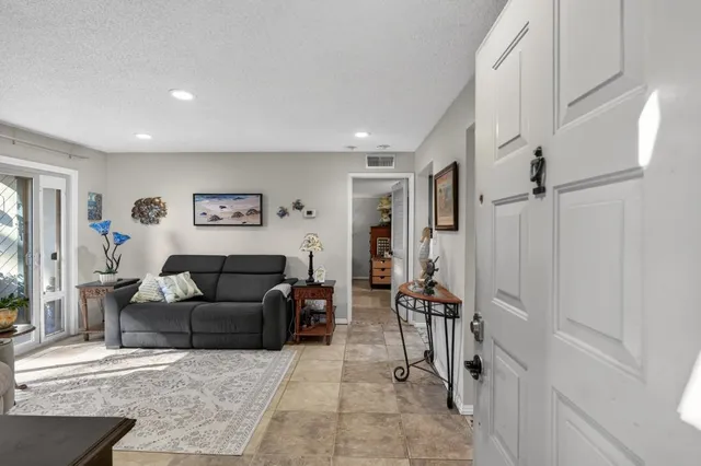 $205,000 | 350 Del Verde Circle, Unit 7, Sacramento, CA 95833