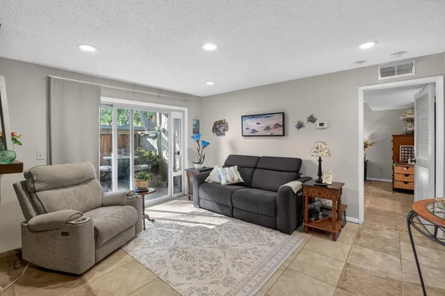 $205,000 | 350 Del Verde Circle, Unit 7, Sacramento, CA 95833