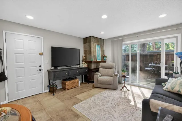 $205,000 | 350 Del Verde Circle, Unit 7, Sacramento, CA 95833