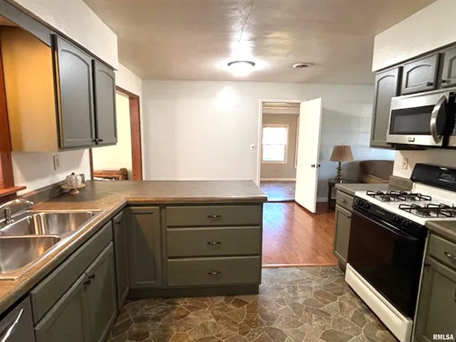 $169,000 | 2633 South Broadway, Salem, IL 62881