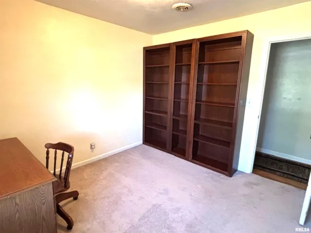 $169,000 | 2633 South Broadway, Salem, IL 62881