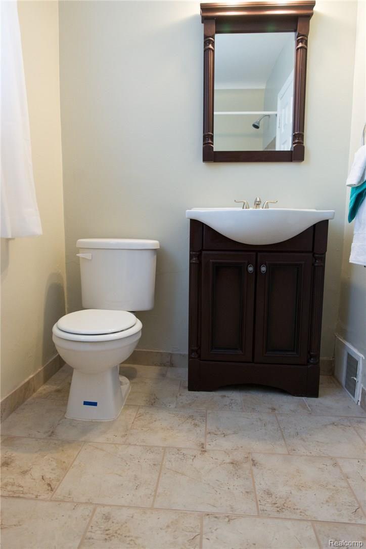 8911 Inkster Road Livonia, MI 48150 - Photo 24 of 40 Upstairs Full Bathroom