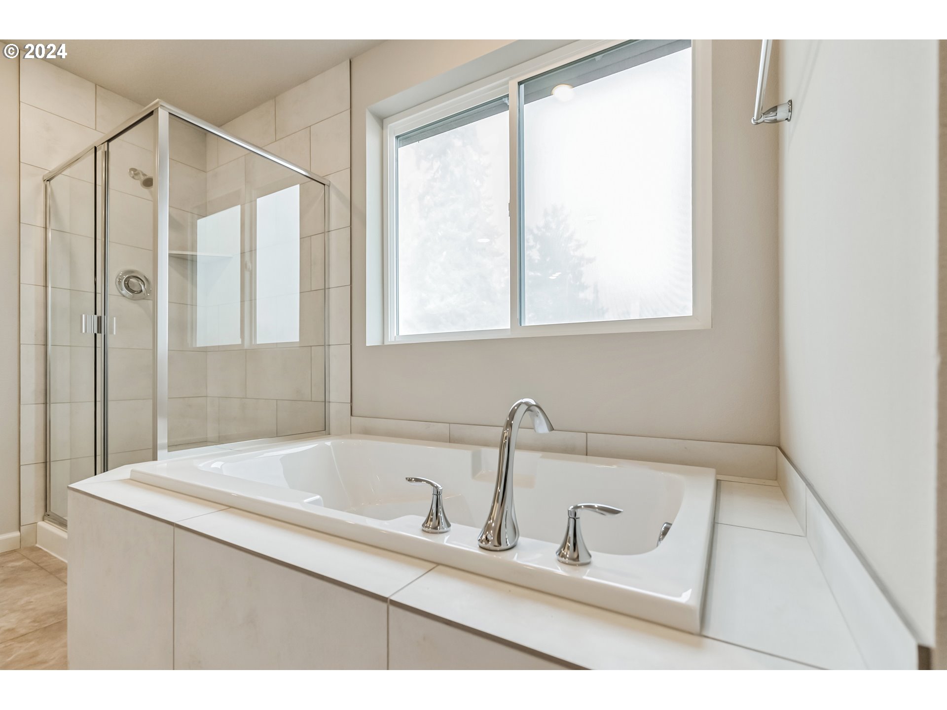 2724 South 8th Way Ridgefield, WA 98642 - Photo 21 of 36 a bathroom with a sink and a bathtub