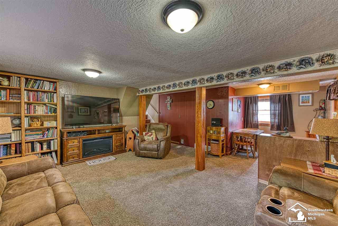 1585 East Valley Road Adrian, MI 49221 - Photo 11 of 25 31382983-10.JPG