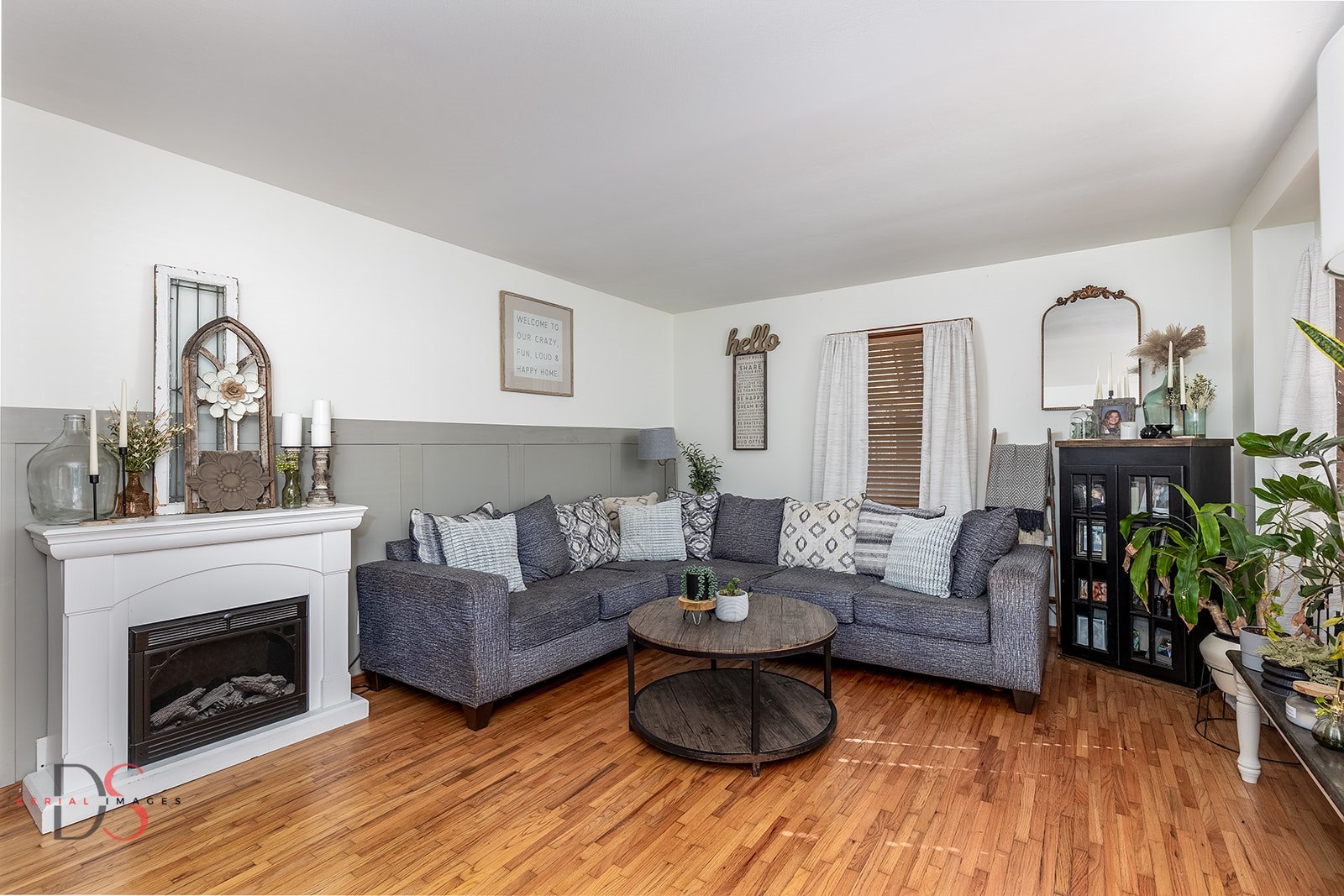 620 York Street Ottawa, IL 61350 - Photo 3 of 17 a living room with furniture and a fireplace
