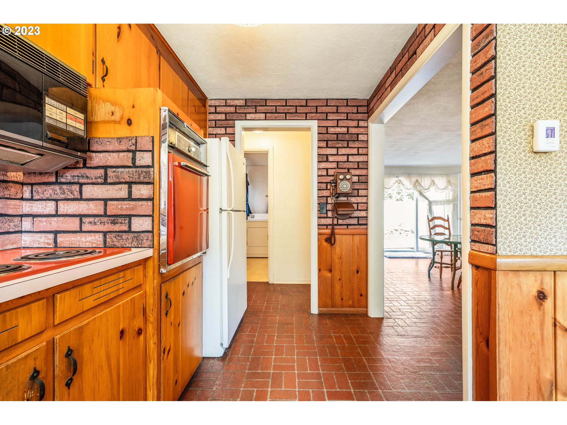 2735 Country Lane Eugene, OR 97401 - Photo 12 of 31 a view of a hallway with wooden floor and windows