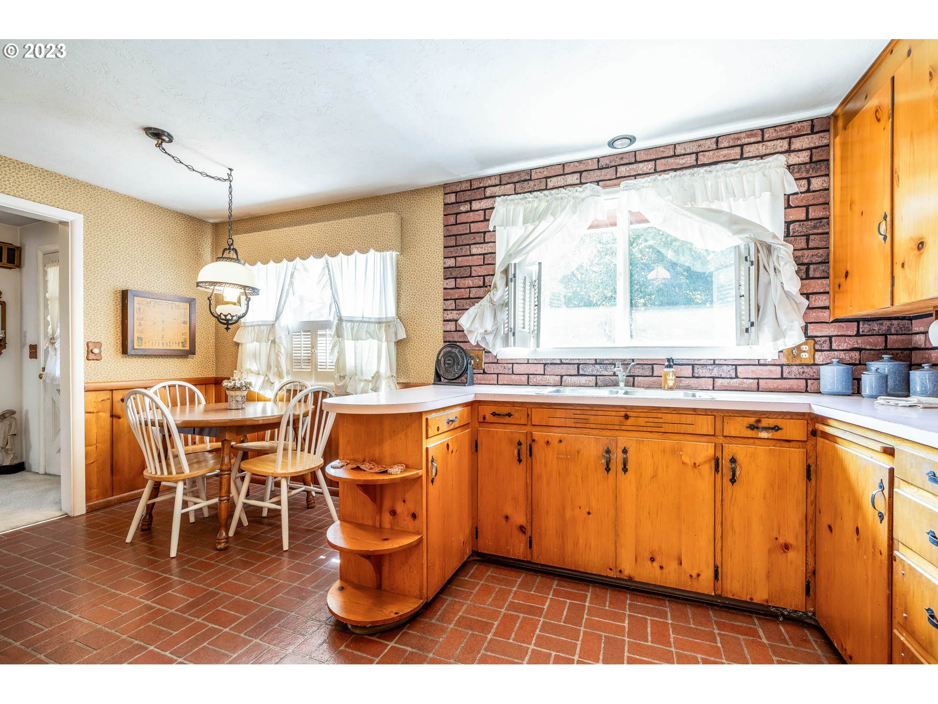 2735 Country Lane Eugene, OR 97401 - Photo 10 of 31 a dining room filled counter top space and a wooden floor