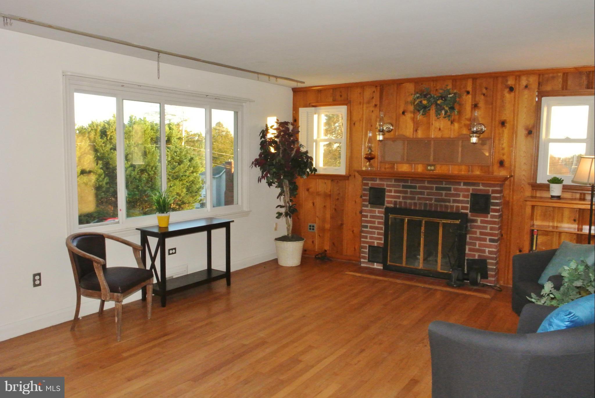 10110 Ferguson Road Parkville, MD 21234 - Photo 3 of 19 Living Room