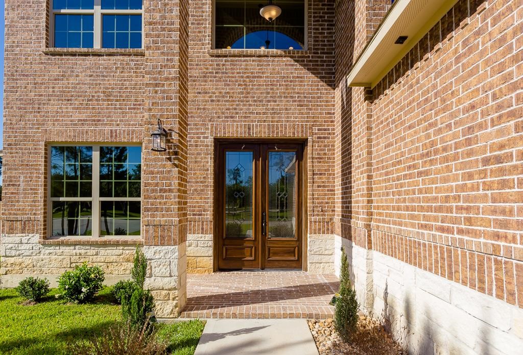 8403 Oak Knot Drive Spring, TX 77389 - Photo 2 of 31 a front view of a house with a garden