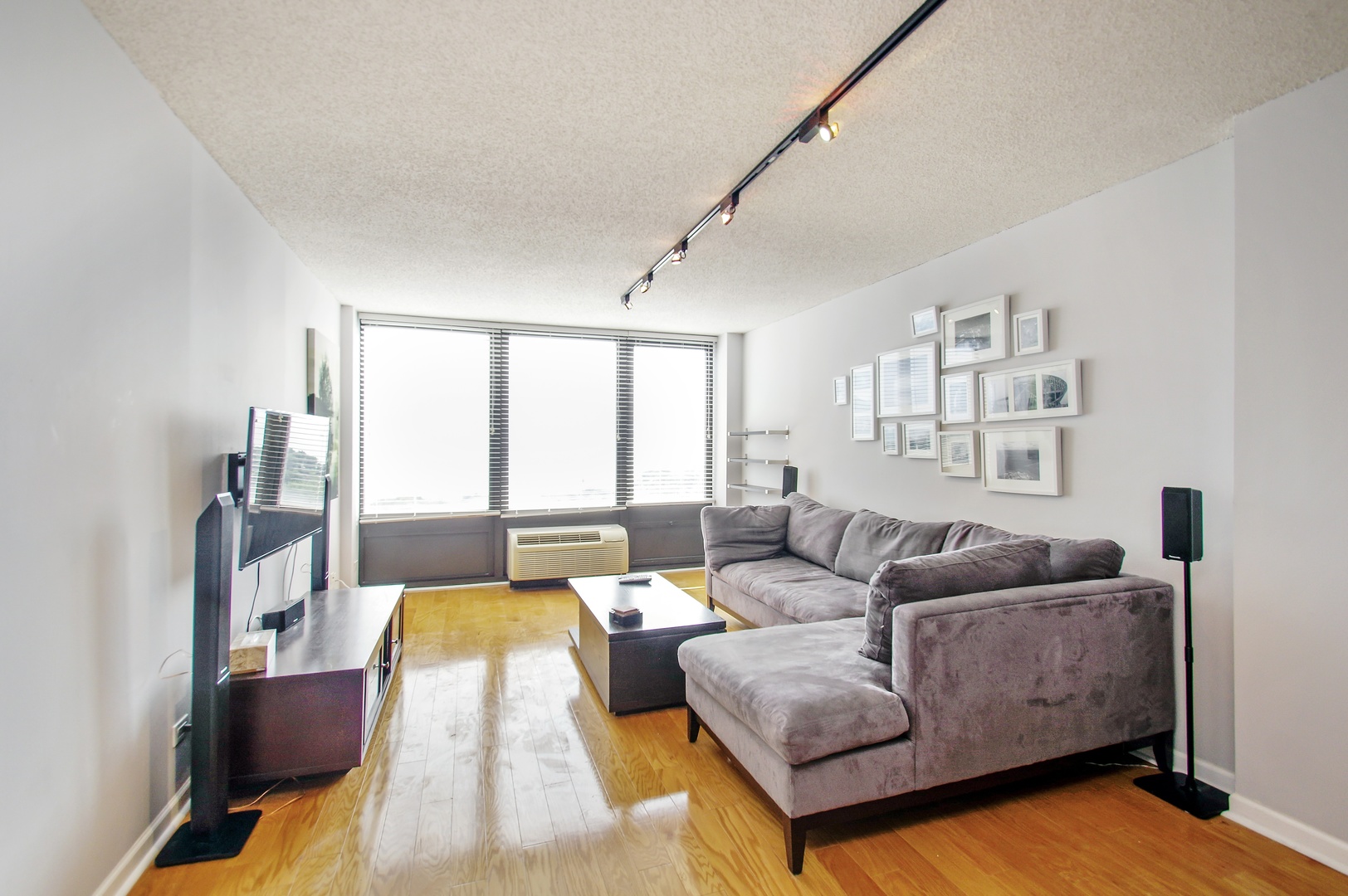 5320 North Sheridan Road, Unit 1506 Chicago, IL 60640 - Photo 3 of 10