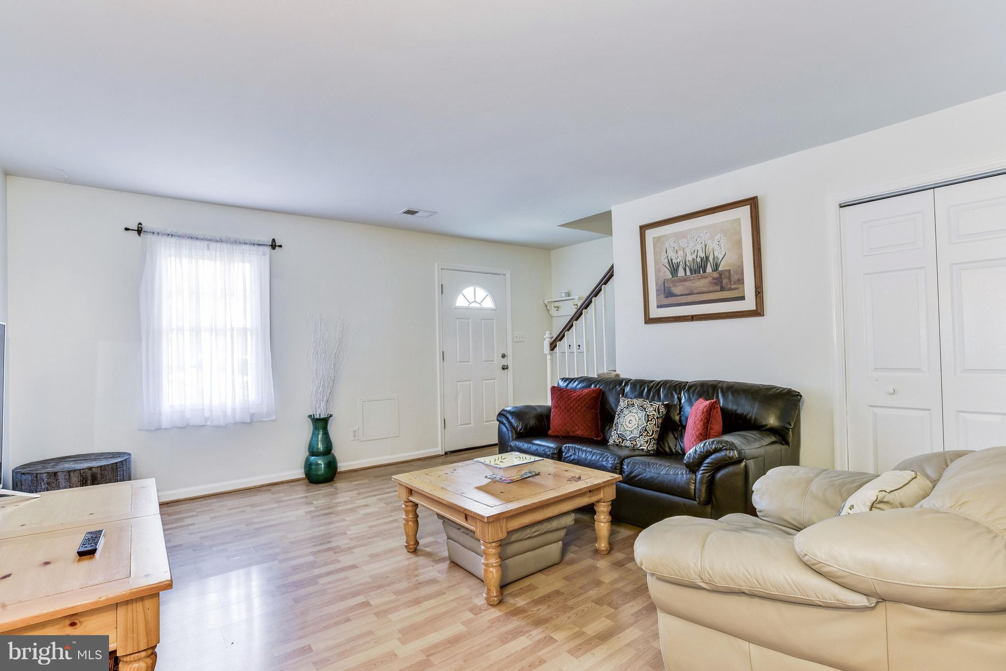 9420 Taney Road Manassas, VA 20110 - Photo 5 of 27 Living Room