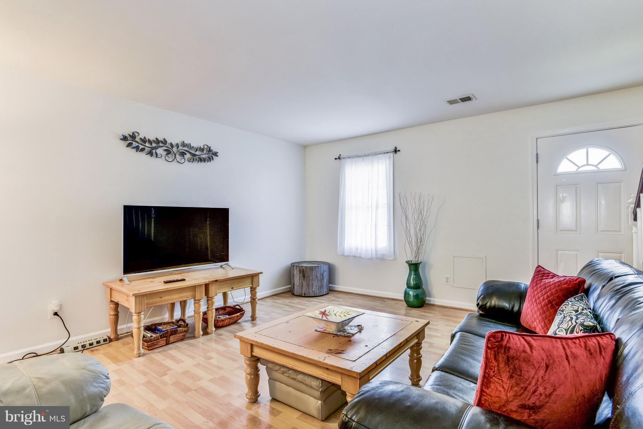 9420 Taney Road Manassas, VA 20110 - Photo 6 of 27 Living Room