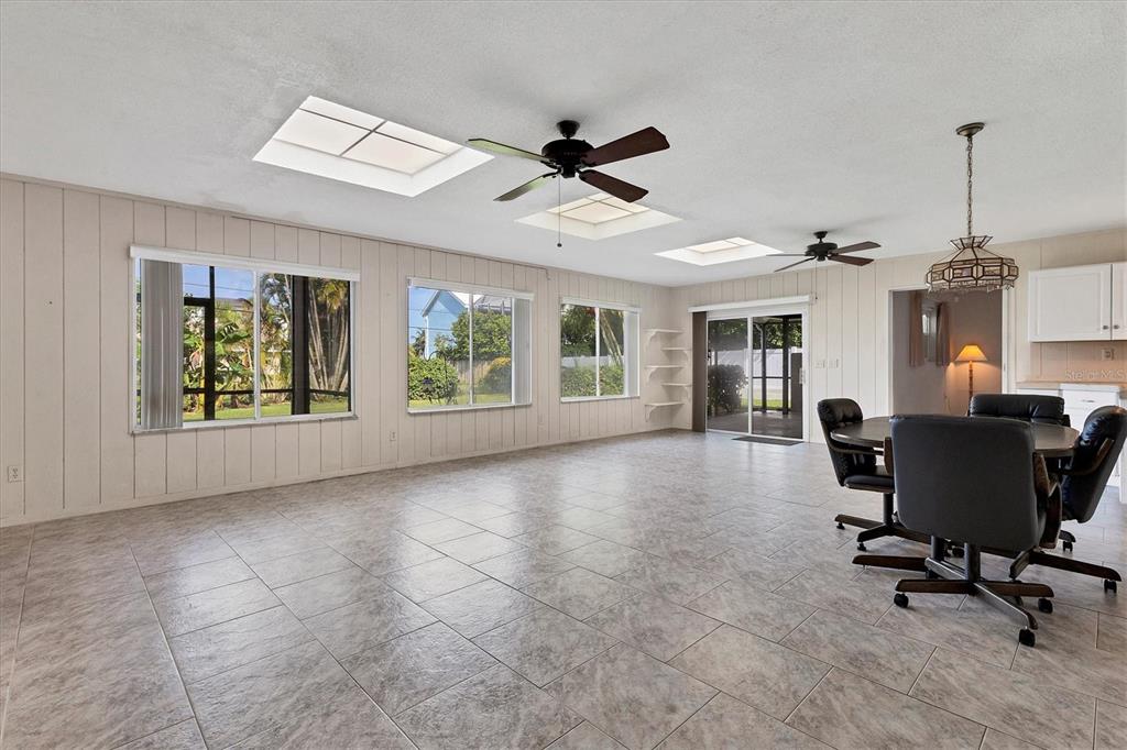 709 Armada Road South Venice, FL 34285 - Photo 17 of 52 Family room
