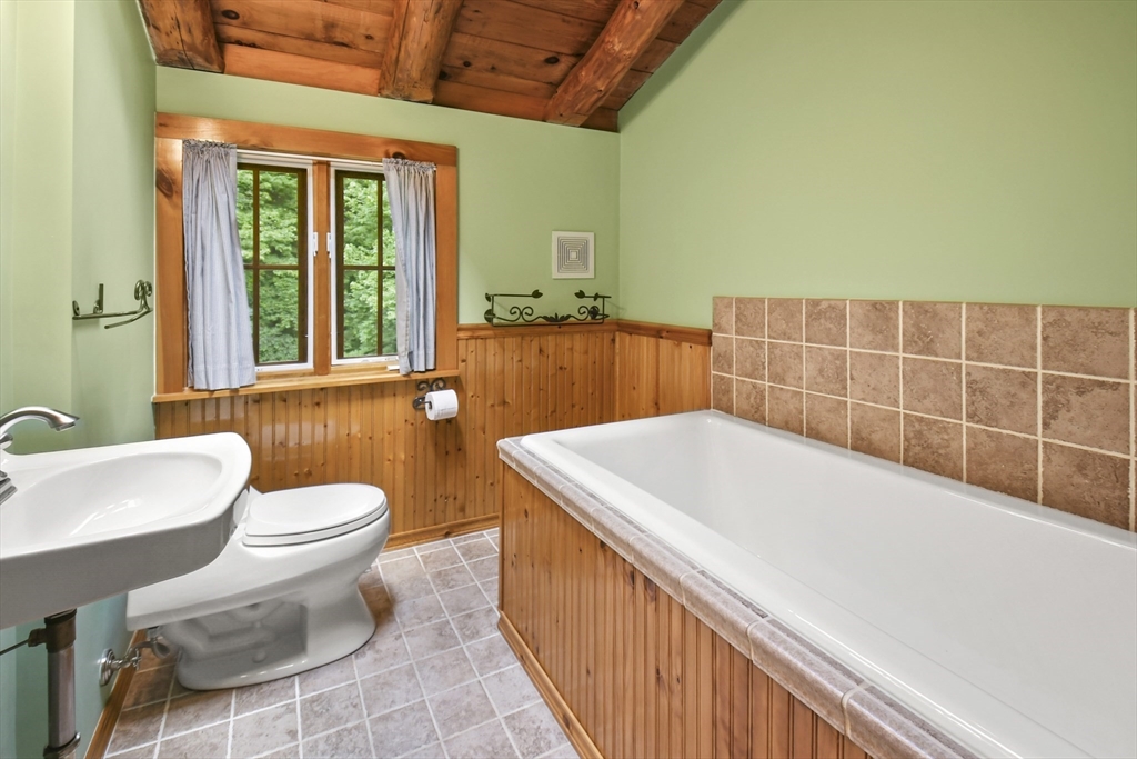 389 Kelly Road Northbridge, MA 01534 - Photo 27 of 40 a bathroom with a sink a toilet and tub