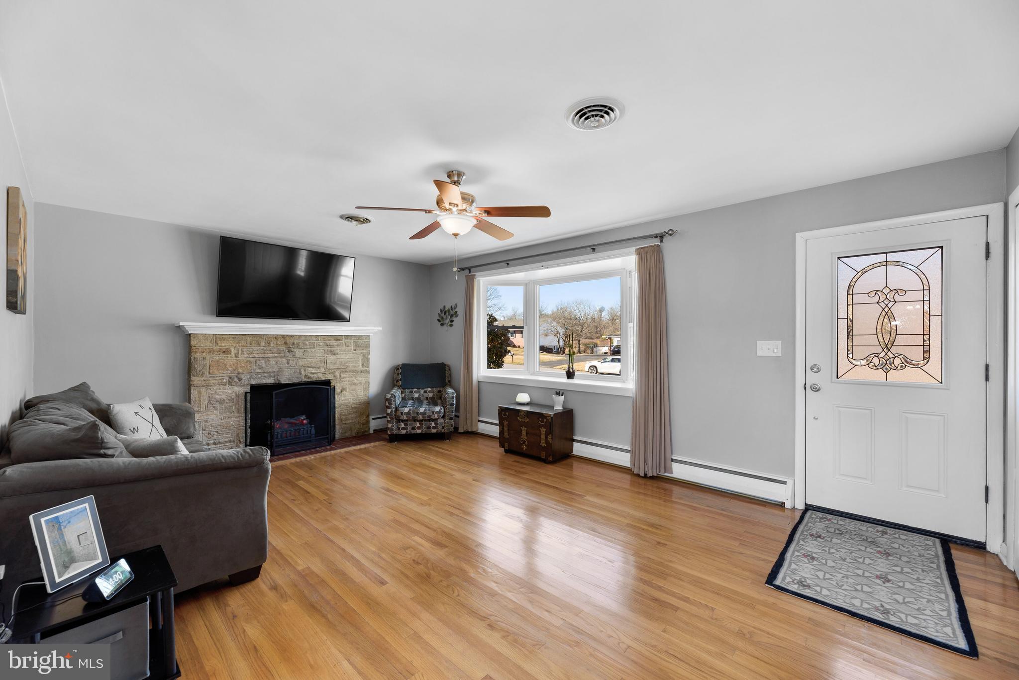 9889 Postwick Road Ellicott City, MD 21042 - Photo 4 of 32 Living Room