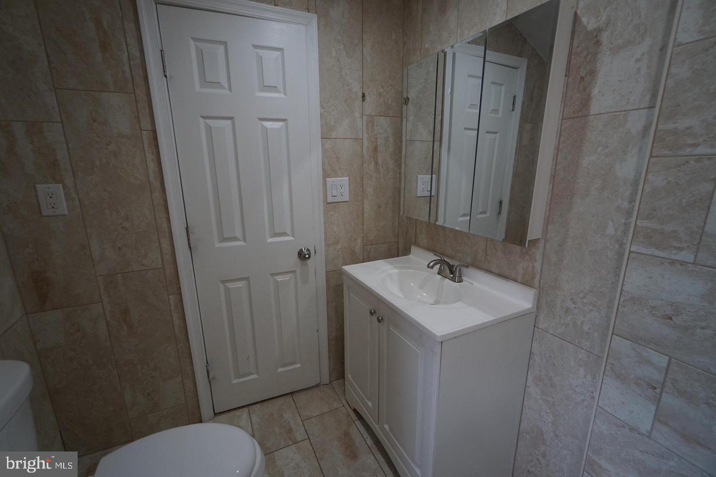 121 Walnut Avenue Croydon, PA 19021 - Photo 21 of 32 Second floor full bathroom