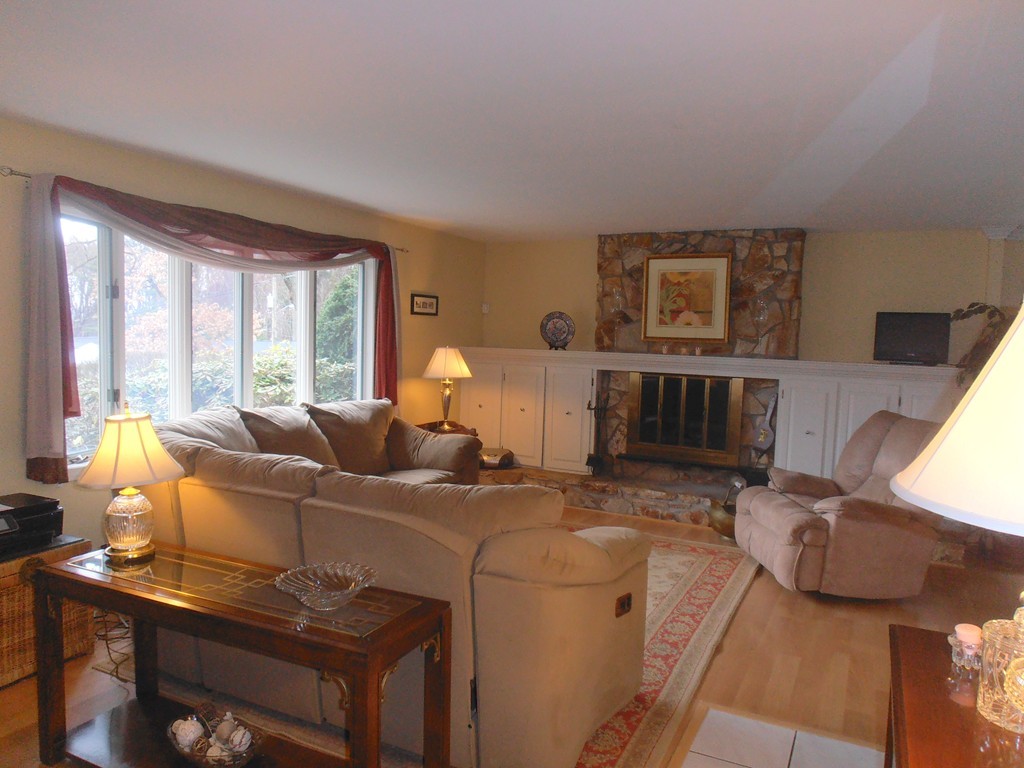 515 Forest Hills Road Springfield, MA 01128 - Photo 3 of 30