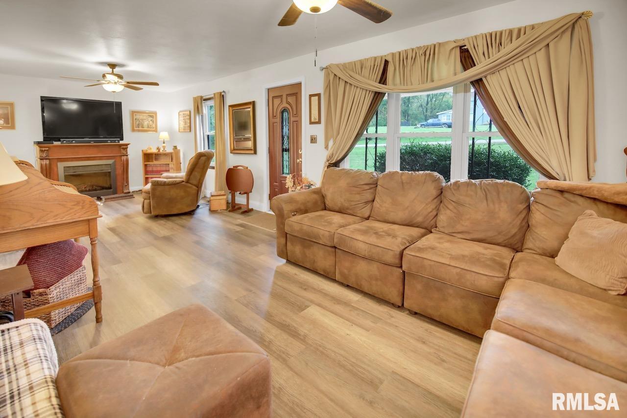 4910 West Middle Road Peoria, IL 61607 - Photo 4 of 23 Gallery Image 4