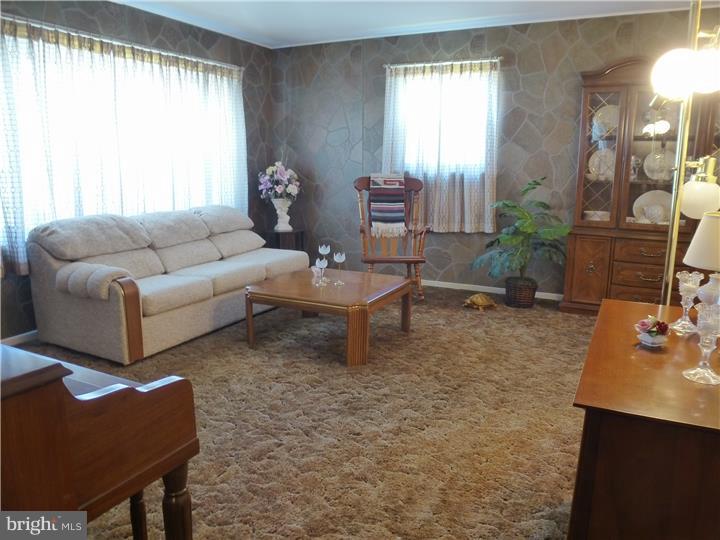 30 Sun Valley Road Hamilton Square, NJ 08690 - Photo 4 of 25 Living Room