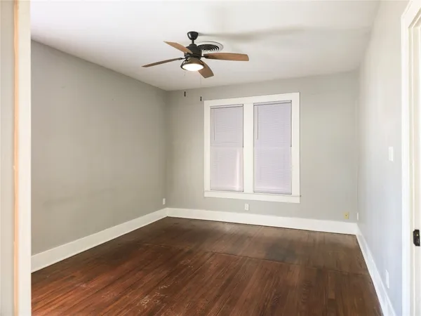 $1,500 | 4302 Avenue Q 1/2, Galveston, TX 77550