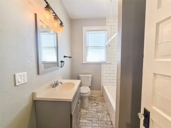$1,500 | 4302 Avenue Q 1/2, Galveston, TX 77550