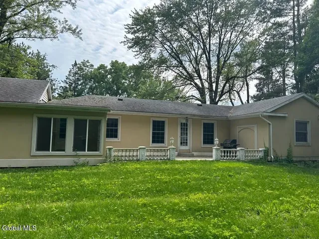 $3,200 | 2 Hillview Road, Colonie, NY 12211