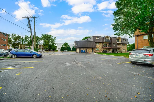 $140,000 | 10510 Parkside Avenue, Unit 1, Chicago Ridge, IL 60415