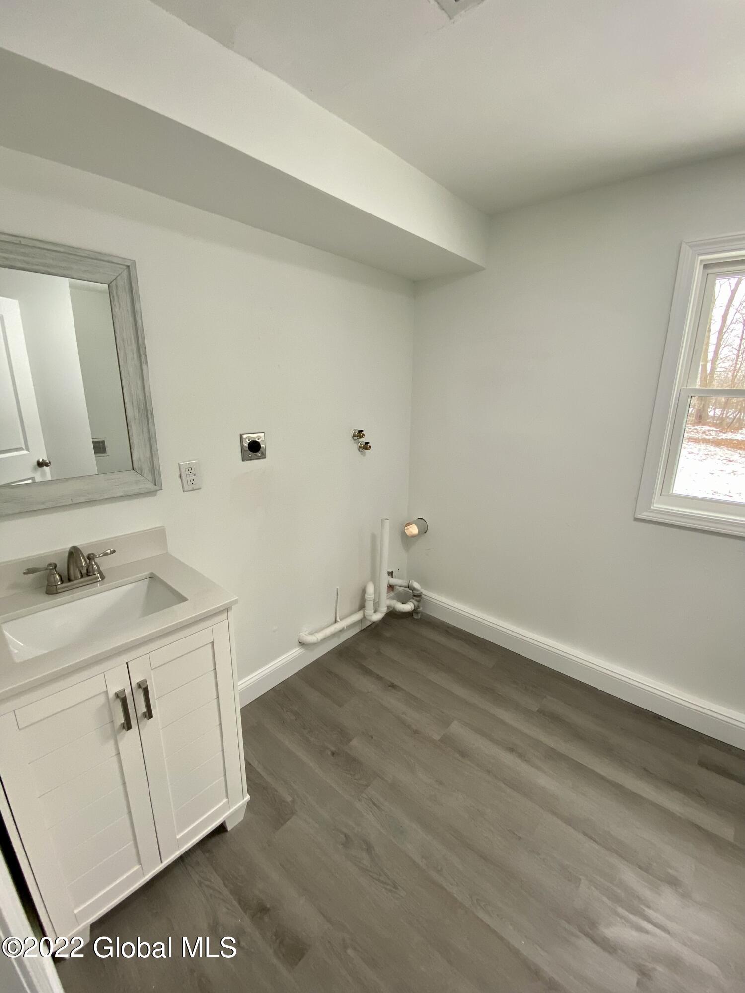 670 Pearse Road Schenectady, NY 12309 - Photo 9 of 22 IMG_2632