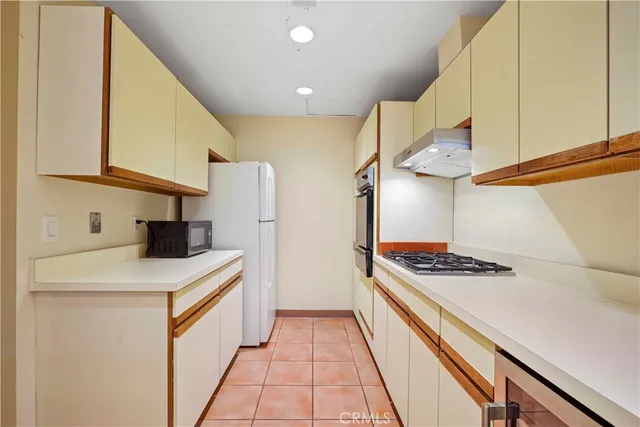 a kitchen that has a stove and a refrigerator