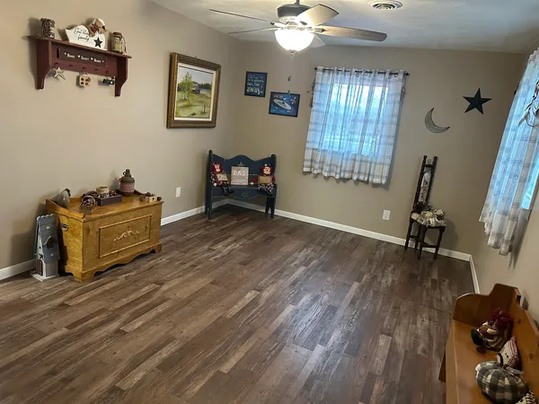$224,900 | 6049 East Flyers Drive, Woodlawn, IL 62898