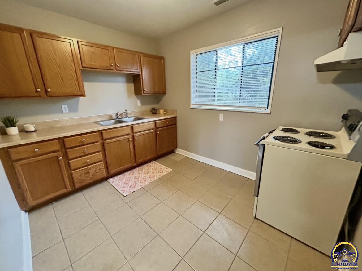 3387 Southwest Clare Avenue Topeka, KS 66611 - Photo 7 of 16