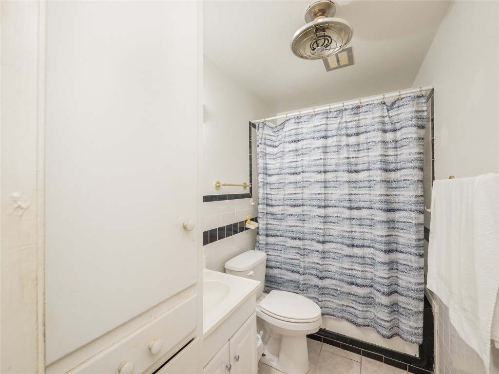 1409 Zephyr Road Killeen, TX 76541 - Photo 18 of 31 a bathroom with a toilet and a shower