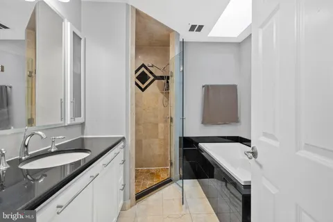 $774,900 | 1615-1617 Spruce Street, Unit 400, Philadelphia, PA 19103