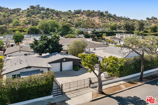 a view of a garden with sitting area